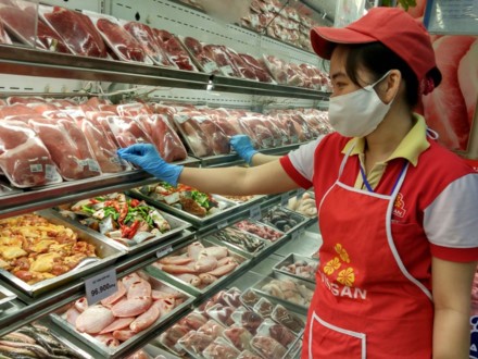 Việt Nam có nguy cơ thành “bãi đáp” hàng tạm nhập tái xuất Nếu “tắc” ở Trung Quốc, thịt lợn giá rẻ từ Mỹ sẽ tạo sức ép lên thị trường Việt Nam. Ảnh: Diệu Huyền.