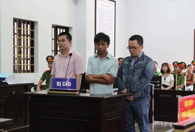 Y án sơ thẩm 4 năm 6 tháng tù với Trần Minh Lợi Bị cáo Trần Minh Lợi (ngoài cùng bên trái) tại tòa.