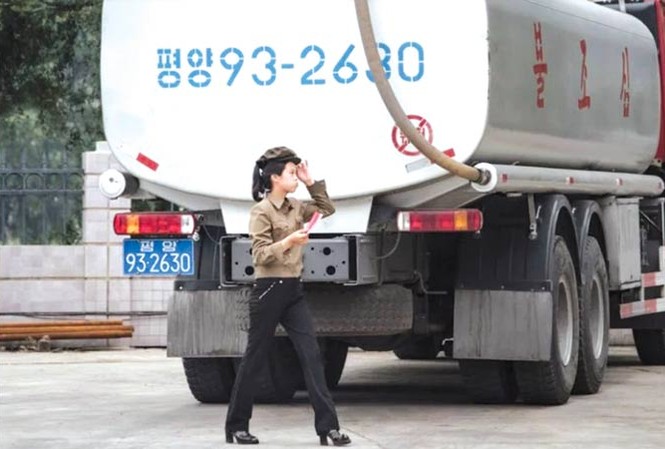 Mỹ cáo buộc Triều Tiên vi phạm lệnh trừng phạt của LHQ Xe vận chuyển trong một trạm xăng ở Triều Tiên. Ảnh: Reuters.