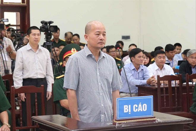 Con đường dẫn tới nhà lao của cựu Thượng tá 'Út trọc' Bị cáo “Út trọc” Ðinh Ngọc Hệ tại tòa.
