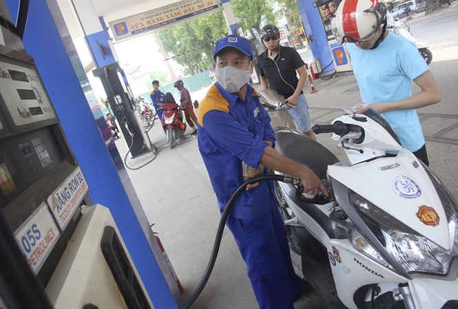 Chật vật tiêu thụ xăng E5 Ảnh: Hồng Vĩnh.