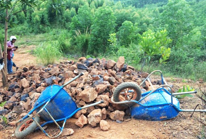 Thuê người khoét núi lấy quặng sắt trái phép Một điểm tập kết quặng sắt dưới chân núi.