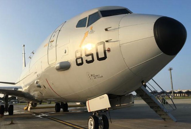 Bay trên các đảo nhân tạo ở biển Ðông Một chiếc P-8A Poseidon tại căn cứ Kadena.