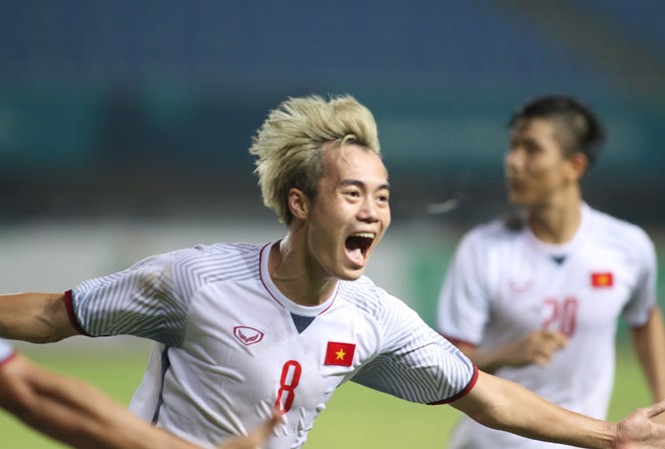 Olympic Việt Nam: Viết tiếp lịch sử ở Asiad 2018! Văn Toàn ăn mừng bàn thắng lịch sử. Ảnh: THÀNH DUY.