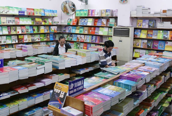 Làm bài tập vào SGK, người biên soạn nói gì? SGK không được sử dụng lại là một sự lãng phí lớn trong bối cảnh đất nước còn nghèo. Ảnh: Như Ý.