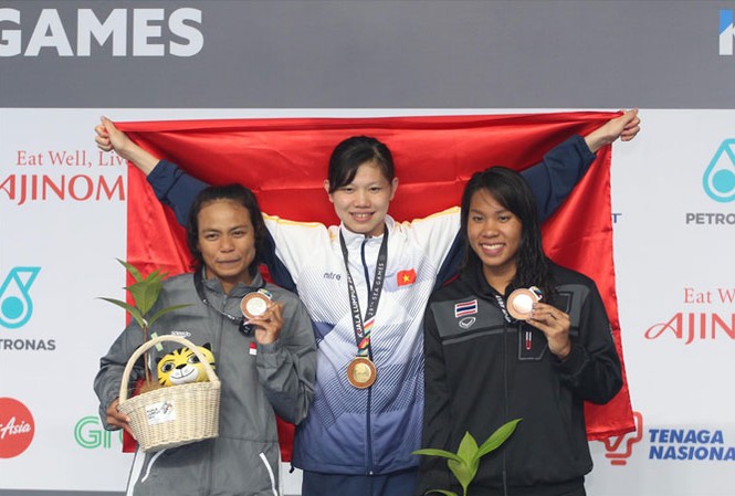 Asiad không phải sân chơi của Ánh Viên Ánh Viên (giữa) là “đại tỷ” ở đấu trường Ðông Nam Á, nhưng ở sân chơi châu Á, cô là “tiểu muội” khi thành tích có chiều hướng ngày càng đi xuống. Ảnh: VSI.