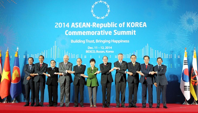 ASEAN, Hàn Quốc định hướng tương lai Sáng 12/12, Thủ tướng Nguyễn Tấn Dũng dự Hội nghị cấp cao kỷ niệm 25 năm quan hệ đối thoại ASEAN-Hàn Quốc. Trong ảnh: Tổng thống Hàn Quốc Park Geun-hye và các trưởng đoàn. Ảnh: TTXVN