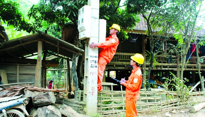Chuyện của thợ điện vùng biên Thợ điện kiểm tra công tơ, sửa điện tại xã biên giới Mường Cai (Sông Mã, Sơn La)