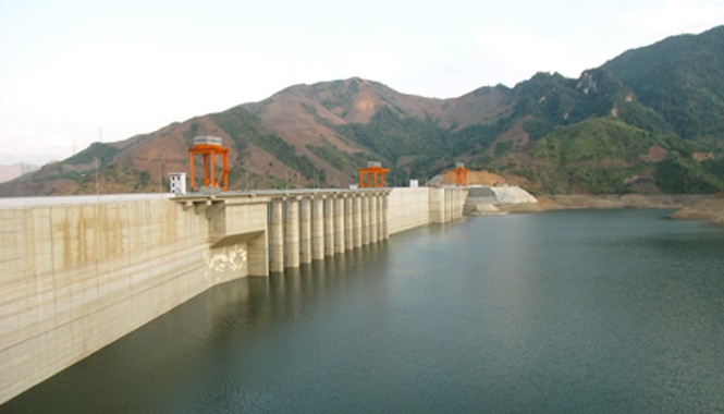 EVN lãi, nhưng rập rình tăng giá điện Năm 2014, EVN huy động khá nhiều thủy điện giá rẻ trong cơ cấu phát điện. Trong ảnh: Đập thủy điện Sơn La. Ảnh: Hồng Vĩnh