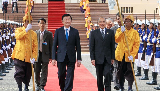 Việt Nam, Campuchia thúc đẩy quan hệ hữu nghị, hợp tác Quốc vương Campuchia Norodom Sihamoni đón Chủ tịch nước Trương Tấn Sang. Ảnh: TTXVN