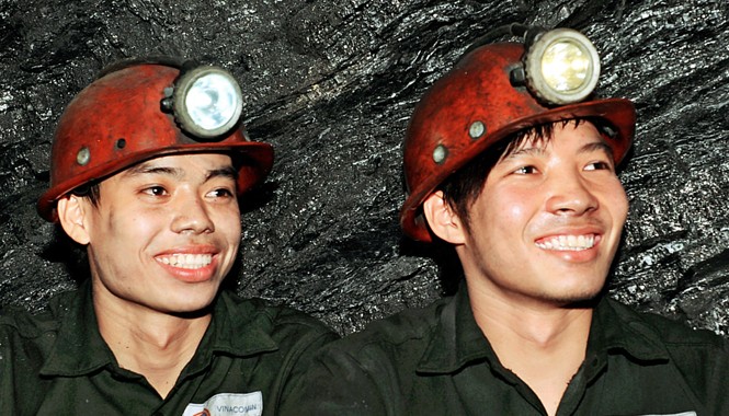 20 năm những người lính làm than Nụ cười người lính thợ Đông Bắc trong hầm lò.