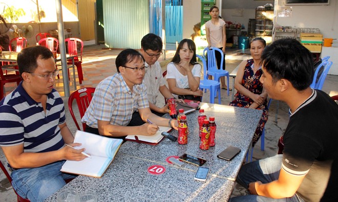 Niêm phong 6 chai Dr Thanh có dị vật Đoàn kiểm tra của Tân Hiệp Phát làm việc với anh Ngọc Anh (bên phải).