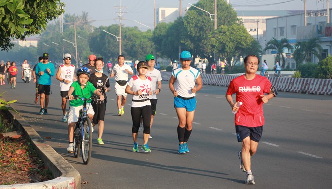 Chạy bộ 'kiếm cơm' Thành viên SRC tập chạy xung quanh Khu chế xuất Tân Thuận, quận 7, TPHCM