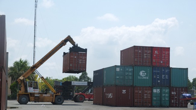 Bóc mẽ hàng loạt phụ phí vô lý Doanh nghiệp xuất nhập khẩu chịu khoản phí không có trong quy định. Ảnh: Đức Huy