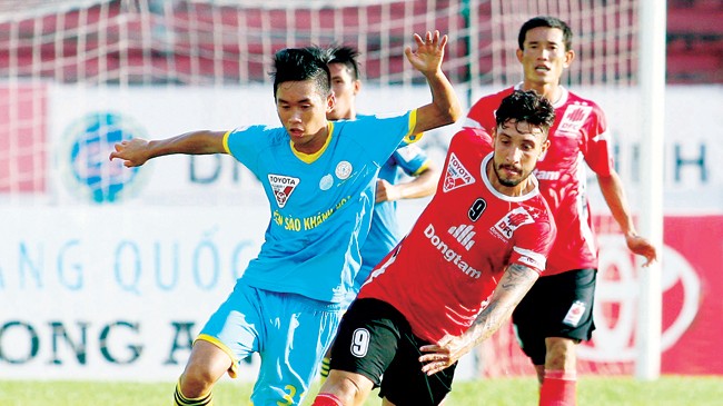 Vòng 19 V-League 2015: Đồng Nai chắt chiu được 1 điểm ĐT.LA (áo đỏ) đã cầm chân Sanna Khánh Hòa. Ảnh: Dương Thu
