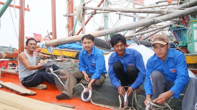 Làm giàu trên ngư trường Hoàng Sa Anh Trung thứ 2 từ phải sang, đang cùng các cộng sự của mình chuẩn bị ngư lưới cụ trước khi lên đường ra Hoàng Sa
