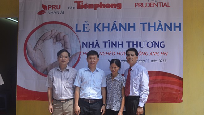 Cựu TNXP khó khăn có nhà mới Cựu TNXP Nguyễn Thị Lý cùng đại diện nhà tài trợ tại Lễ khánh thành nhà mới