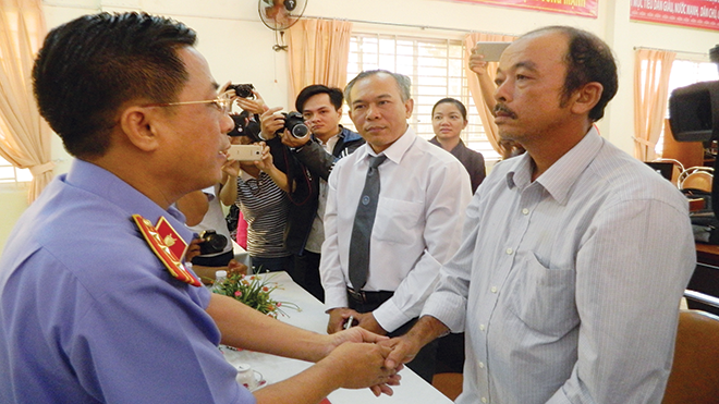 Nỗi đau của một người bị oan sai Đại diện Viện KSND TPHCM xin lỗi công khai ông Trương Bá Nhàn (phải) sáng 11/8
