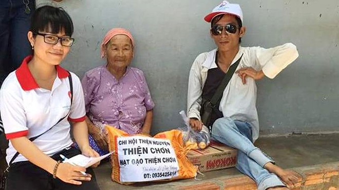Chàng trai khuyết tật mê làm từ thiện Cường cùng nhóm từ thiện Thiện Chơn tặng quà cho người nghèo