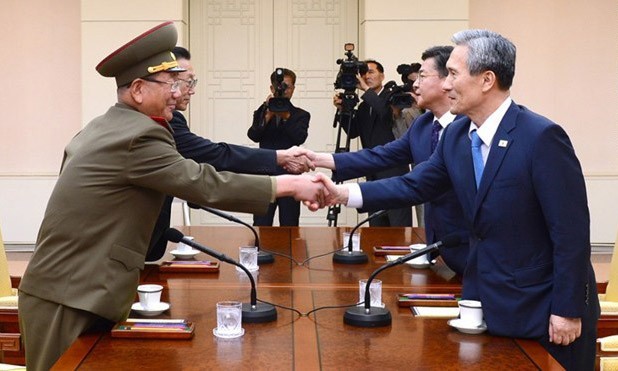 Vì sao Triều Tiên, Hàn Quốc dọa nhau chán rồi thôi? Quan chức Hàn Quốc và Triều Tiên tại cuộc đàm phán cuối tuần qua.
