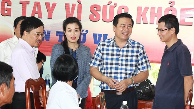 Bạn đọc, đối tác chung tay cùng Tiền Phong làm thiện nguyện Phó Bí thư thường trực Tỉnh ủy Long An Phạm Văn Rạnh (áo caro) thăm hỏi bà con và các đơn vị thực hiện hoạt động khám bệnh, phát thuốc