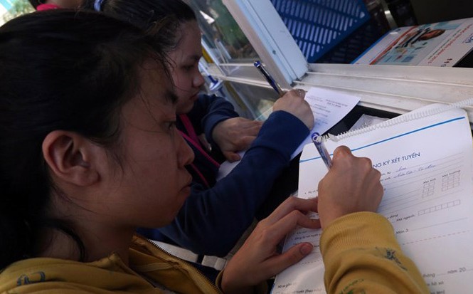 Hai đại học ở TPHCM công bố điểm trúng tuyển nguyện vọng bổ sung Thí sinh nộp hồ sơ đăng ký xét tuyển bổ sung vào một trường ĐH ở TP.HCM ngày 7/9. Ảnh: Thanh Niên