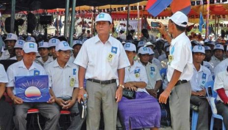 Campuchia: Bắt thêm thành viên đảng đối lập xuyên tạc vấn đề biên giới Chhea Tang Sorn (giữa) bị cáo buộc phát tán tài liệu xuyên tạc vấn đề biên giới với Việt Nam.