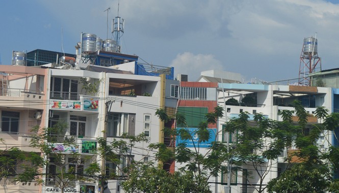 Vụ “bồn nước rớt gây chết người”: Có thể quy trách nhiệm chủ nhà “Bom nước” treo trên đầu người dân