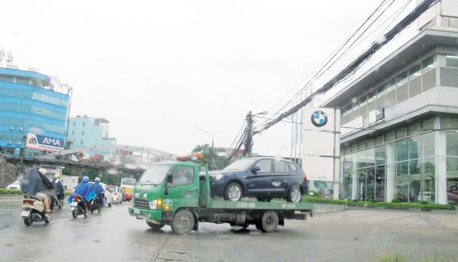 Xe cứu hộ biến tướng thành “xe vua”: Sao không ai quản lý? Xe cứu hộ hoạt động trá hình có nguyên nhân từ kẽ hở của pháp luật (Trong ảnh: Xe cứu hộ của Cty Phương Anh chở xe BMW mới trên đường Nguyễn Văn Cừ - Hà Nội) Ảnh: Mỹ Duyên