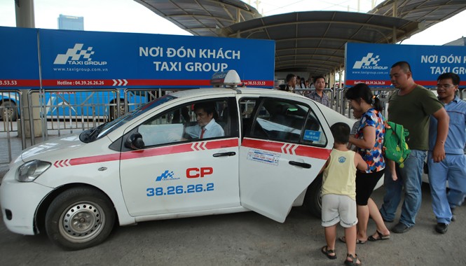 Cần tẩy chay các nhà xe trục lợi bất chính Cước taxi vẫn không giảm dù giá xăng đã giảm nhiều lần. Ảnh: Như Ý