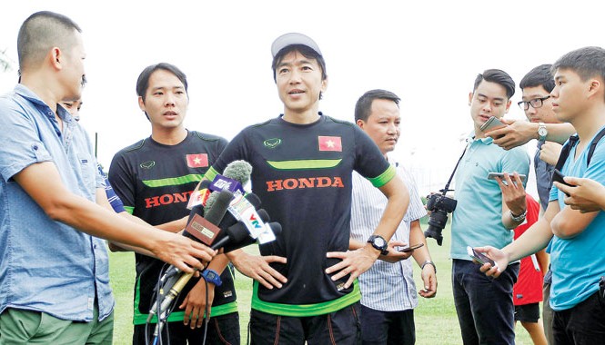 VFF chưa xem xét loại HLV Miura HLV Miura (giữa) đã mang lại không ít biến chuyển và thành tích cho các ĐTQG kể từ khi ký hợp đồng với VFF đầu năm ngoái. Ảnh: VSI