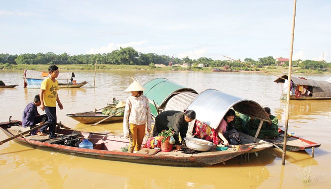 Lênh đênh những phận đời Những phận đời di động trên sông Lam. Ảnh: Việt Hương