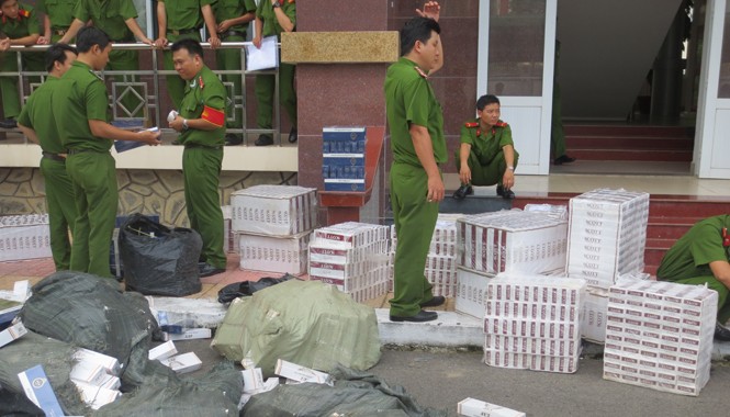Gia tăng buôn lậu thuốc lá Công an kiểm kê số lượng thuốc lá lậu