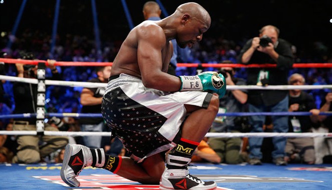 Mayweather kết thúc sự nghiệp toàn thắng 49 trận Mayweather quỳ xuống sân ăn mừng chiến thắng thứ 49 trong sự nghiệp thi đấu lừng lẫy của mình. Ảnh: GETTY IMAGES