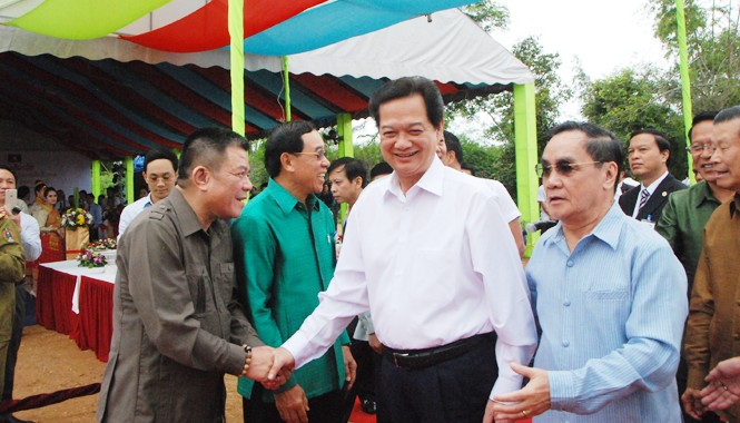 Mặn mòi tình Việt nghĩa Lào Thủ tướng Lào Thoongxin Thamavong (bìa phải) và Thủ tướng Nguyễn Tấn Dũng tại Lễ khởi công