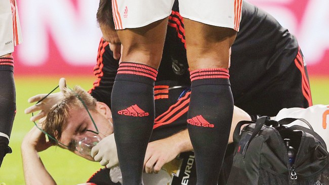 Luke Shaw nghỉ dài hạn ngày MU thua trận Luke Shaw được các bác sỹ cho thở oxy sau tình huống bị phạm lỗi gãy chân trận MU thua PSV Eindhoven rạng sáng qua. Ảnh: MU