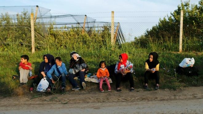 Bị Hungary chặn, người di cư tìm đường mới Những người di cư đầu tiên đã tới biên giới Serbia với Croatia sau khi biên giới Hungary đóng cửa.