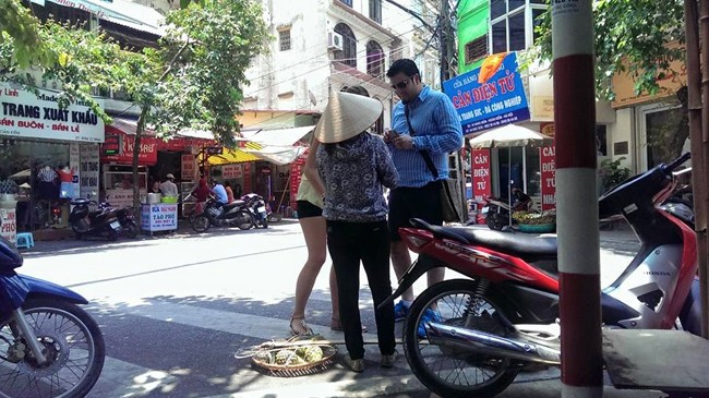 Du khách bị 'chặt chém', ép đánh giầy... Hàng rong chèo kéo du khách tại ngã 3 Hàng Bè - Hàng Bạc