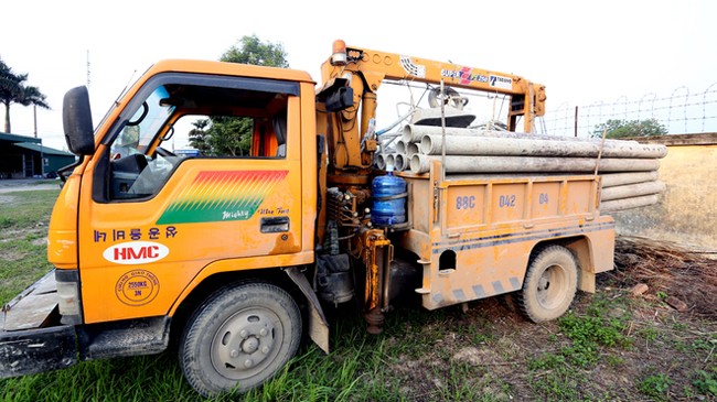 Bộ GTVT vào cuộc vụ xe cứu hộ biến tướng thành xe “vua” Chiếc xe cứu hộ biến tướng thành xe chở vật liệu xây dựng gây tai nạn 5 người chết tại Phúc Thọ. Ảnh: Trọng Đảng