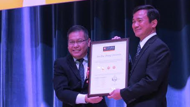 Trường tự bổ nhiệm giáo sư: Không phạm luật nhưng chưa đúng thời điểm Ông Lê Vinh Danh (người bên phải), Hiệu trưởng ĐH Tôn Đức Thắng là người đầu tiên được trường này bổ nhiệm Giáo sư