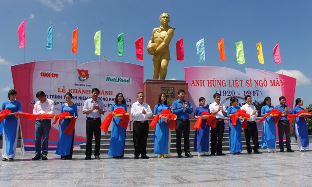 Bí thư T.Ư Đoàn làm việc tại Bình Định Các đại biểu cắt băng khánh thành công trình. Ảnh: Tuổi trẻ Bình Định.