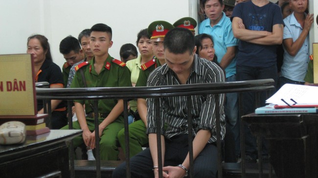 Rượu vào, vô cớ đoạt mạng người khác Bị cáo luôn cúi gằm mặt trong suốt quá trình xét xử. Ảnh: BH
