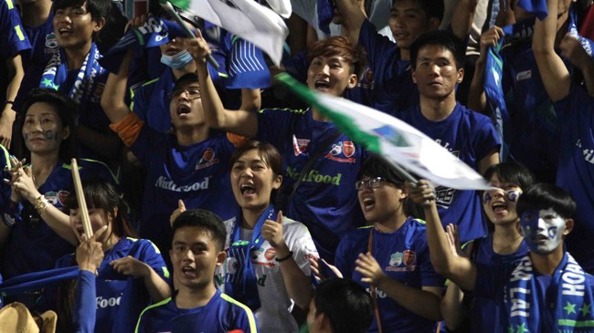 Nhìn lại V.League 2015: 'Cơn gió lạ' từ phố Núi Các trận đấu có sự góp mặt của HA.GL thường thu hút sự quan tâm của đông đảo người hâm mộ. Ảnh: VSI