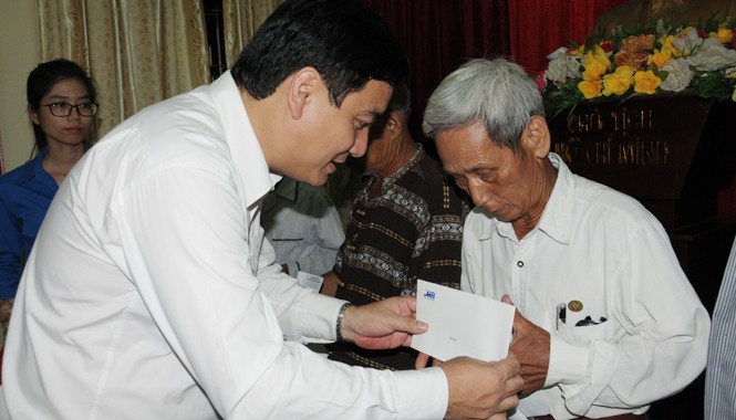 Trao quà cho cựu TNXP Nghệ An, Phú Thọ Bí thư thứ nhất T.Ư Đoàn Nguyễn Đắc Vinh trao quà cho các cựu TNXP Nghệ An. Ảnh: Quang Long