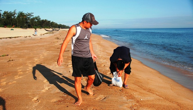 Sản vật tiến vua đua nhau dạt vào bờ biển Thuận An Dân địa phương chỉ cần đi dọc bờ biển là bắt được một lượng lớn hải sâm