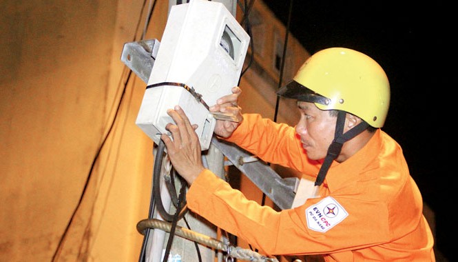 Biểu giá điện: Đa số lựa chọn phương án vì người nghèo Còn nhiều tranh cãi xung quanh cách tính giá điện (trong ảnh: Ghi số điện tại công tơ điện ở Đà Nẵng). Ảnh: Nam Cường