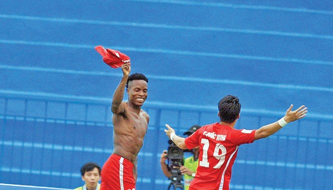 Khán giả với V.League 2015: Đầu mùa háo hức, cuối mùa ủ ê Cầu thủ ăn mừng bàn thắng trên sân thưa vắng khán giả khi V-League tiến gần đến ngày hạ màn. Ảnh: VSI