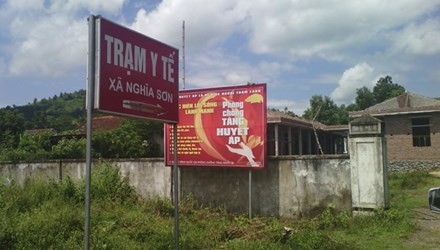 Trạm trưởng Y tế chém hai nữ nhân viên rồi cắn lưỡi tự sát Trạm Y tế xã Nghĩa Sơn nơi xảy ra vụ việc.