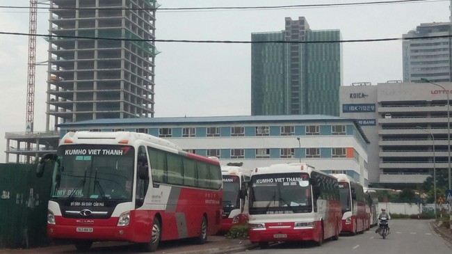 Hà Nội vẫn nhiều xe khách sai phạm Biến vỉa hè, lòng đường thành bãi đỗ xe tại khu vực quận Cầu Giấy Ảnh: Minh Đức