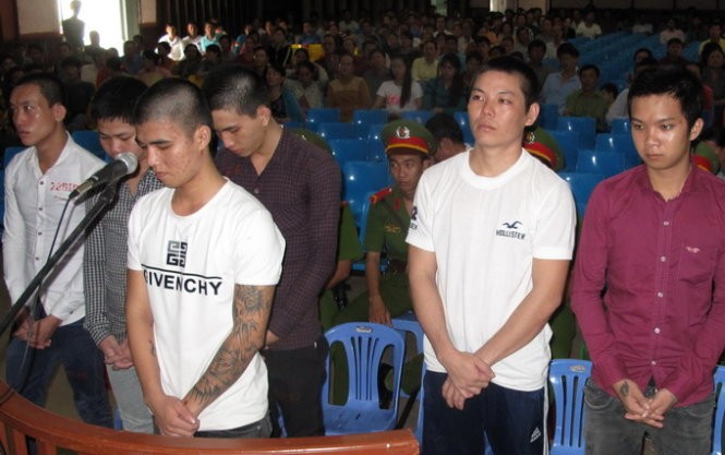 Vụ chém nhầm người ở Phú Quốc: 93 năm tù cho 6 bị cáo Các bị cáo tại phiên tòa.